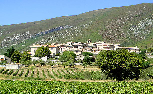 village de villeperdrix en drôme provençale